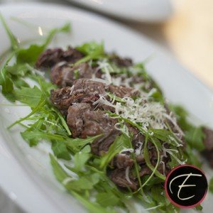 Secondi carne con rucola e scaglie di formaggio