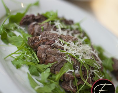 carne con rucola e scaglie di formaggio